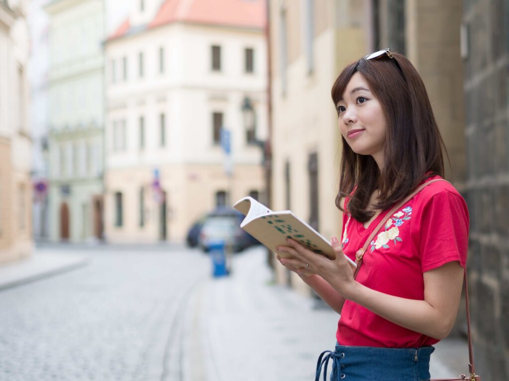 海外旅行をする女性の画像