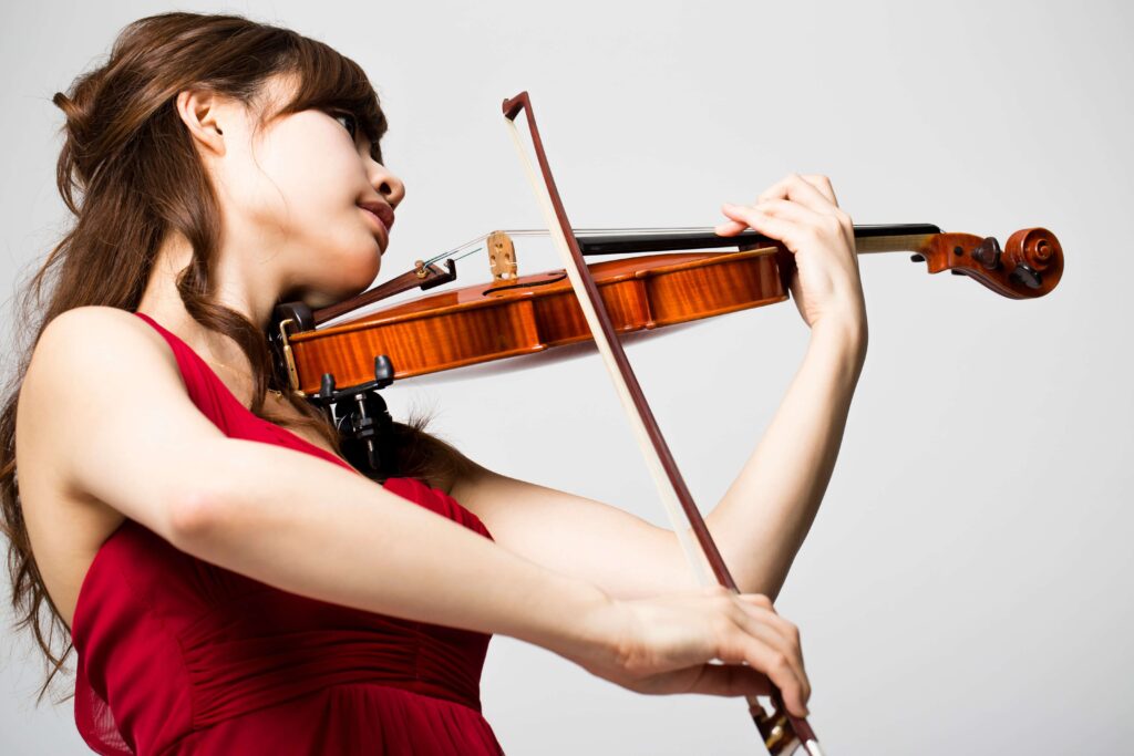 ヴァイオリンを弾く女性の写真