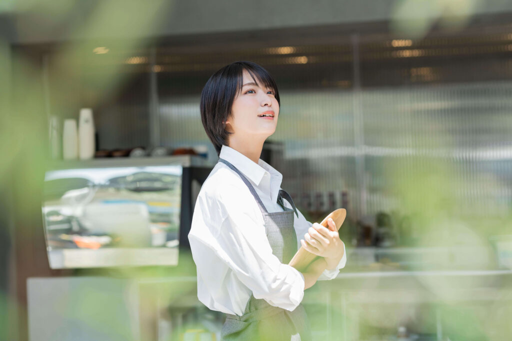 カフェで働く女性の写真