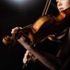 バイオリンを弾く女性の画像