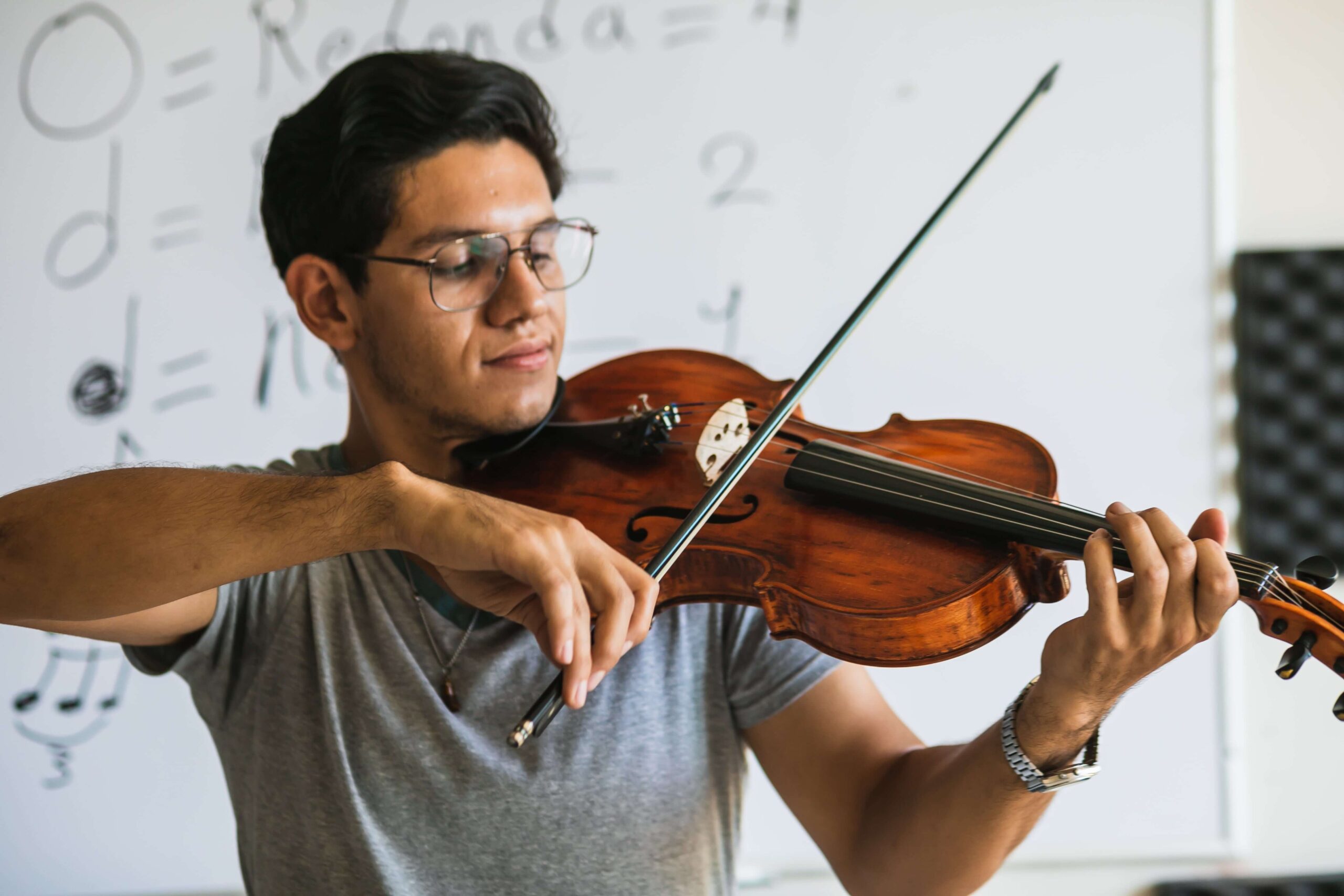 ヴァイオリンを楽しそうに弾く男性の画像