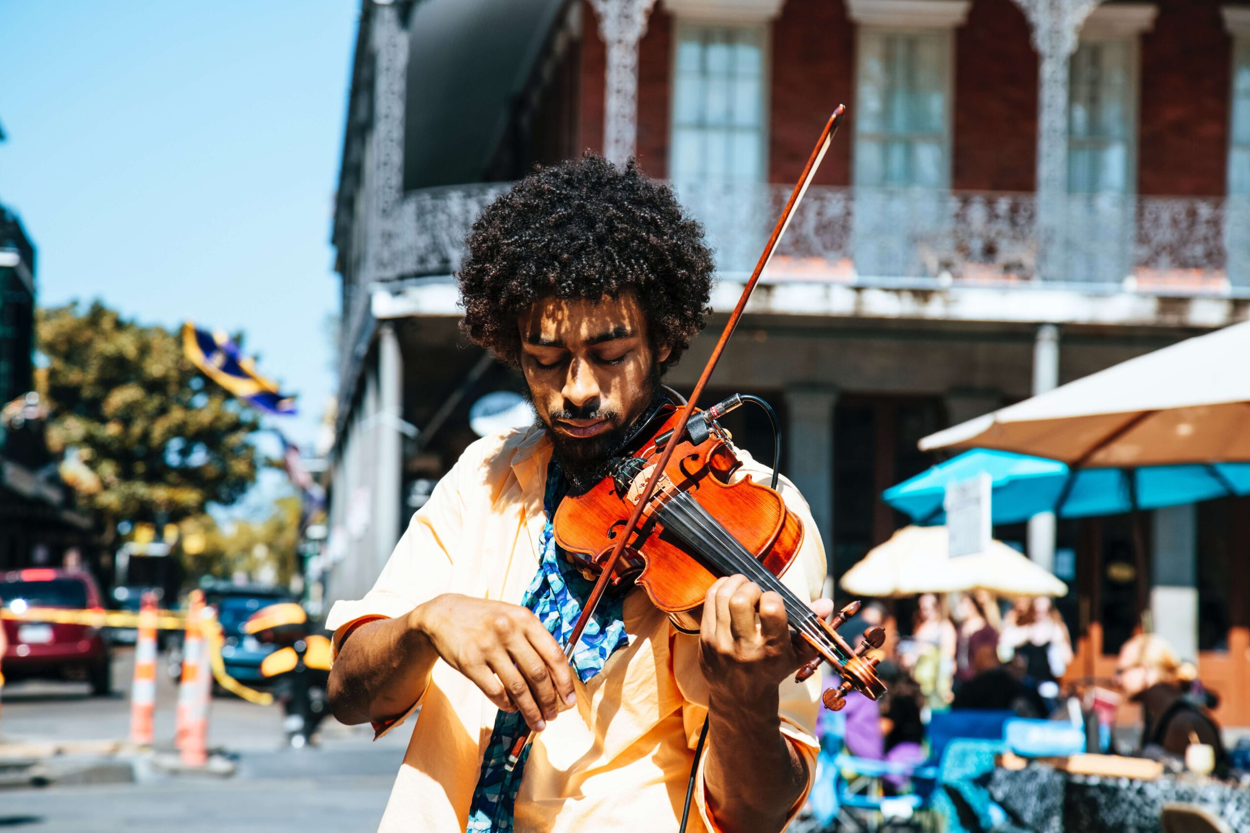 路上でバイオリンを弾く男性