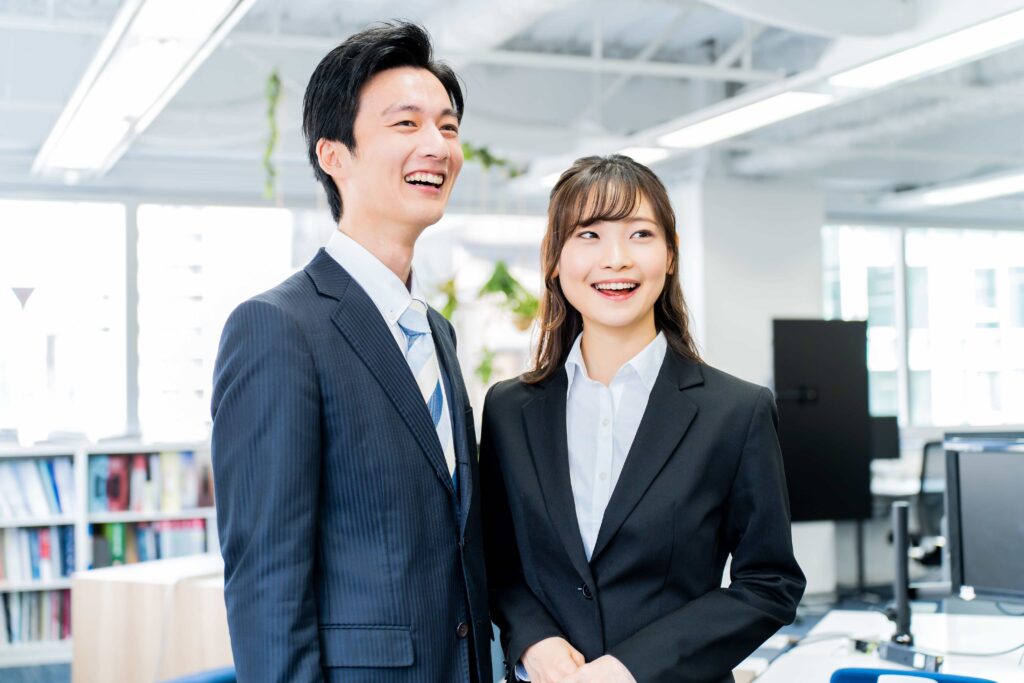 男性と女性2人の就活生の画像