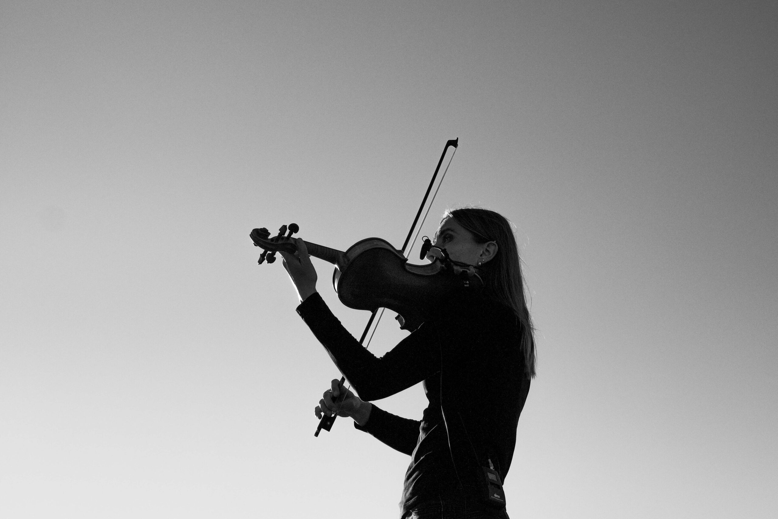 バイオリンを弾く女性の画像