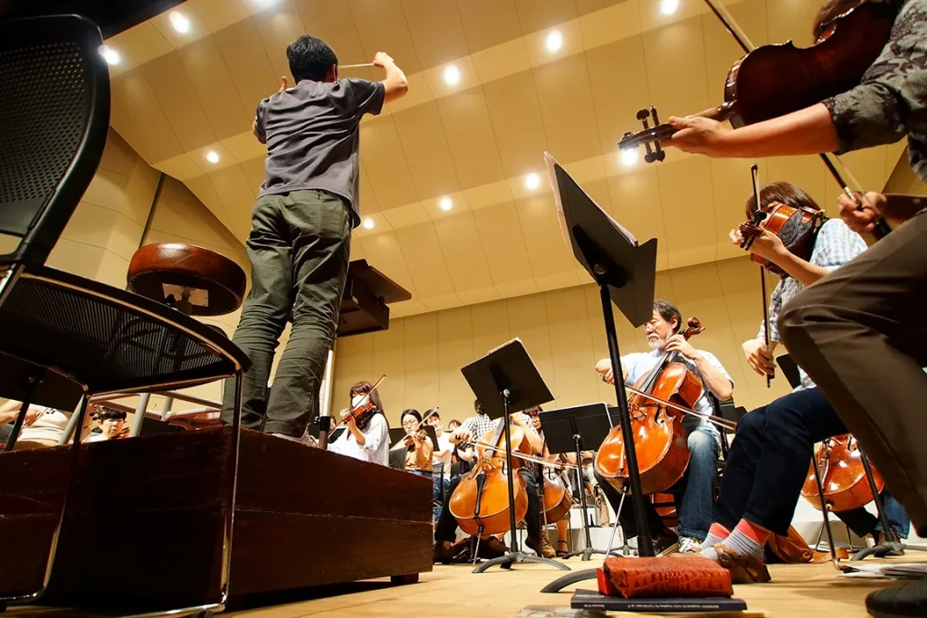 オーケストラで演奏する人々
