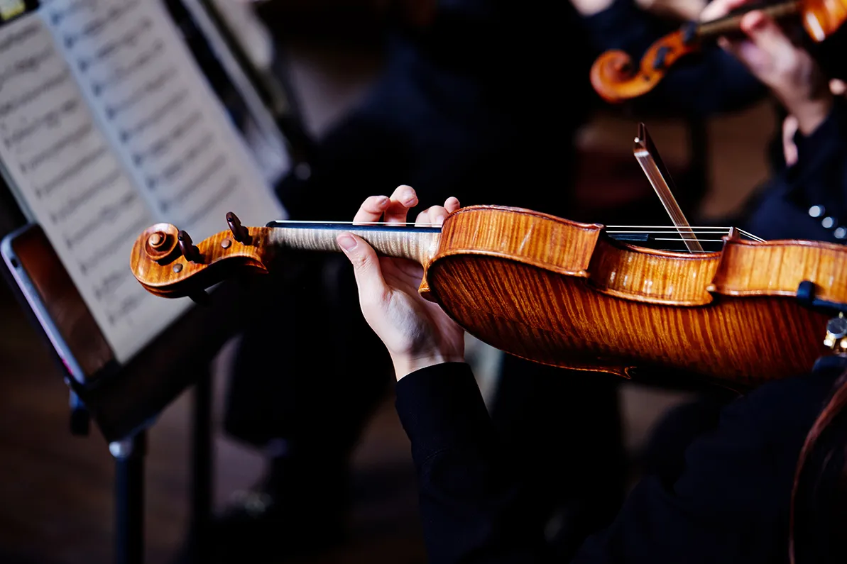 バイオリンを演奏する