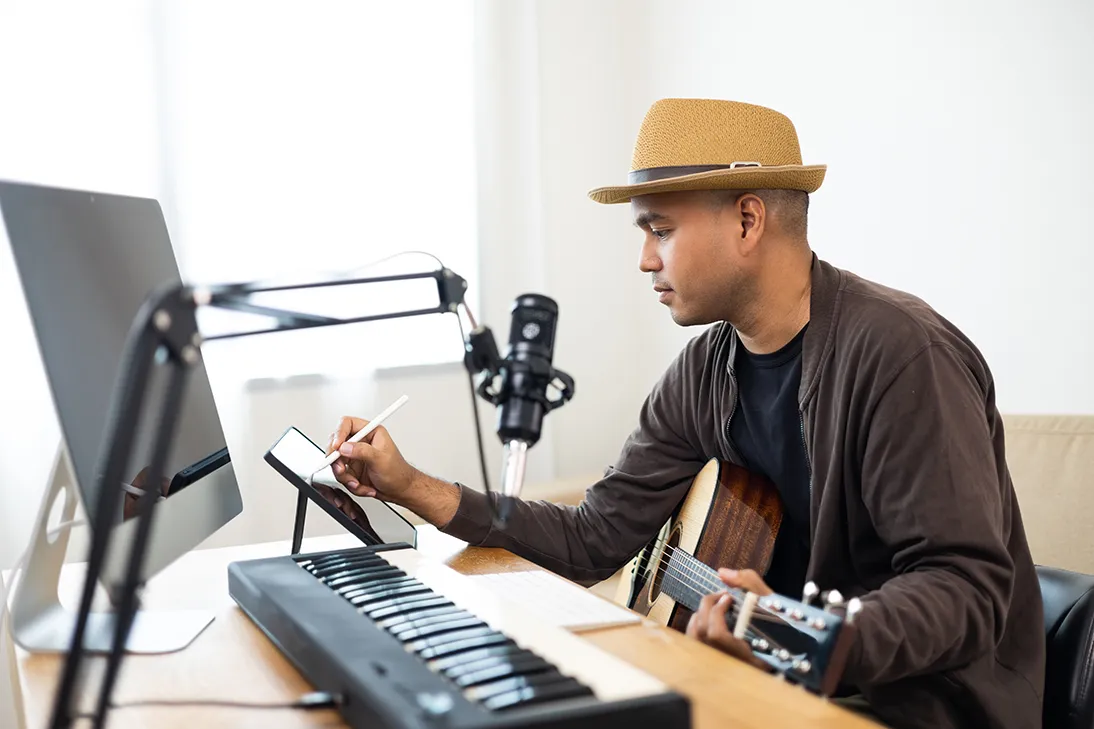 キーボードで操作する男性