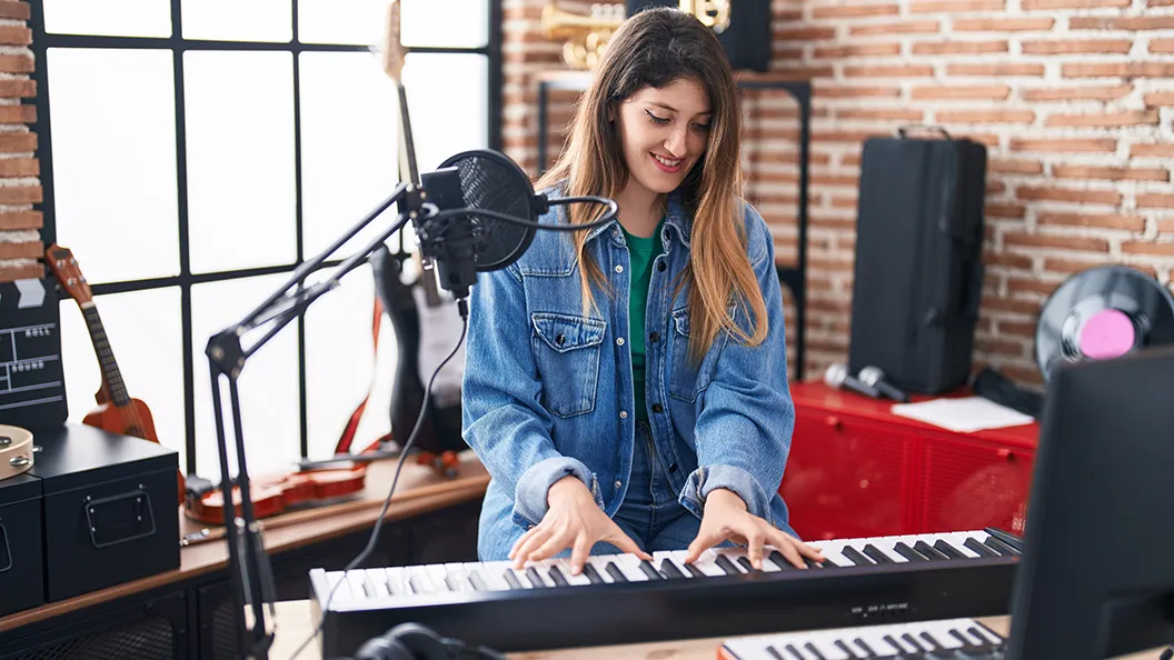 電子ピアノを楽しそうに弾く女性