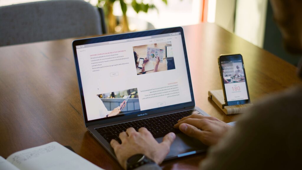 パソコンを操作する男性の手元