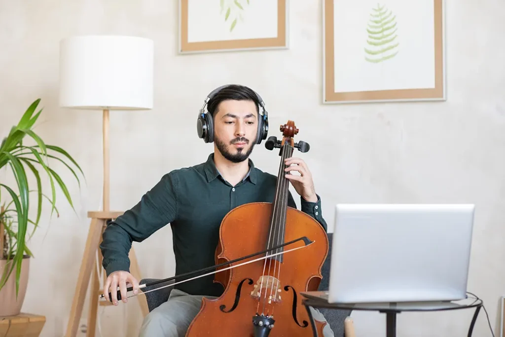 チェロを演奏する男性