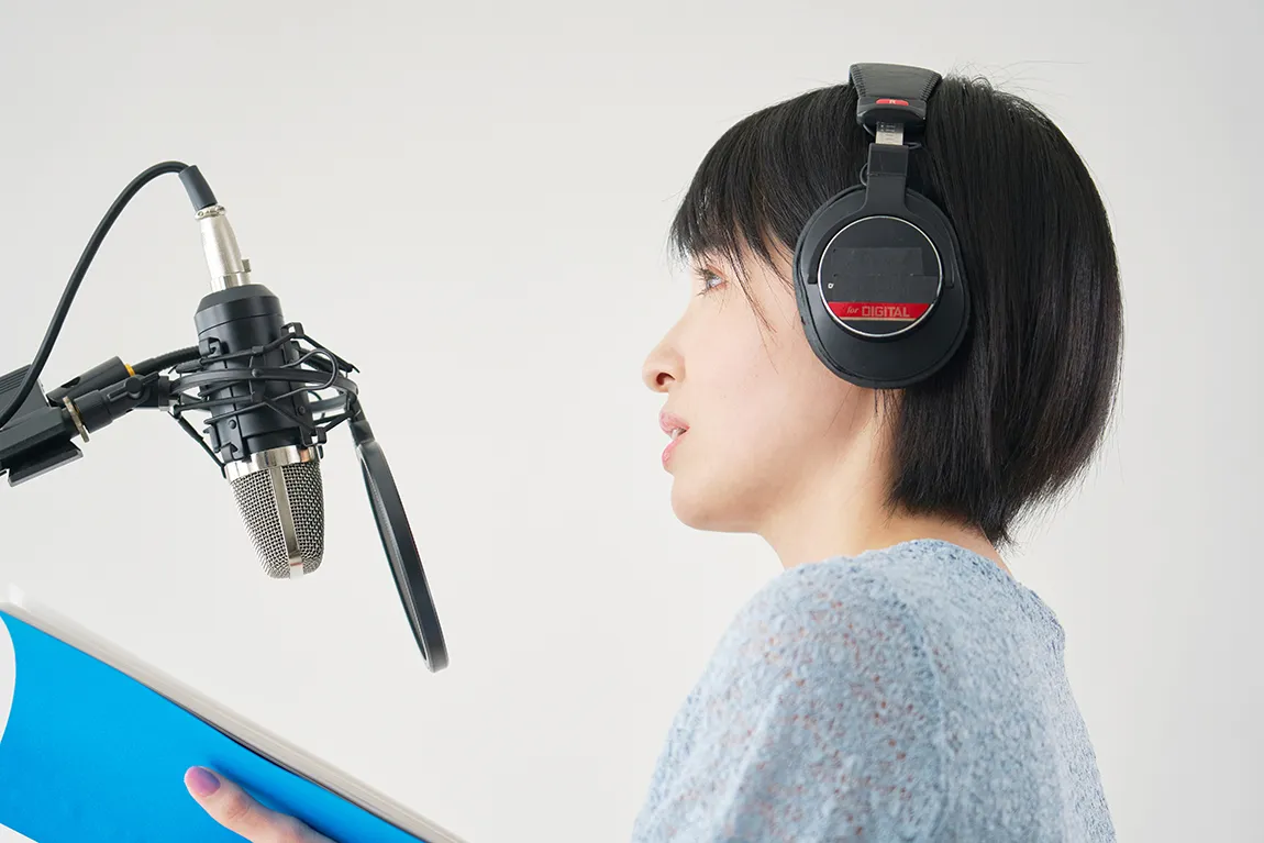 レコーディング機材の前で歌う女性・本格的・プロ志向