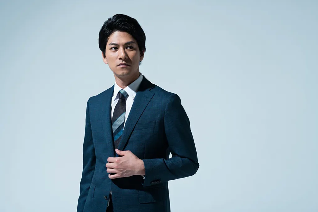 スーツを着た男性