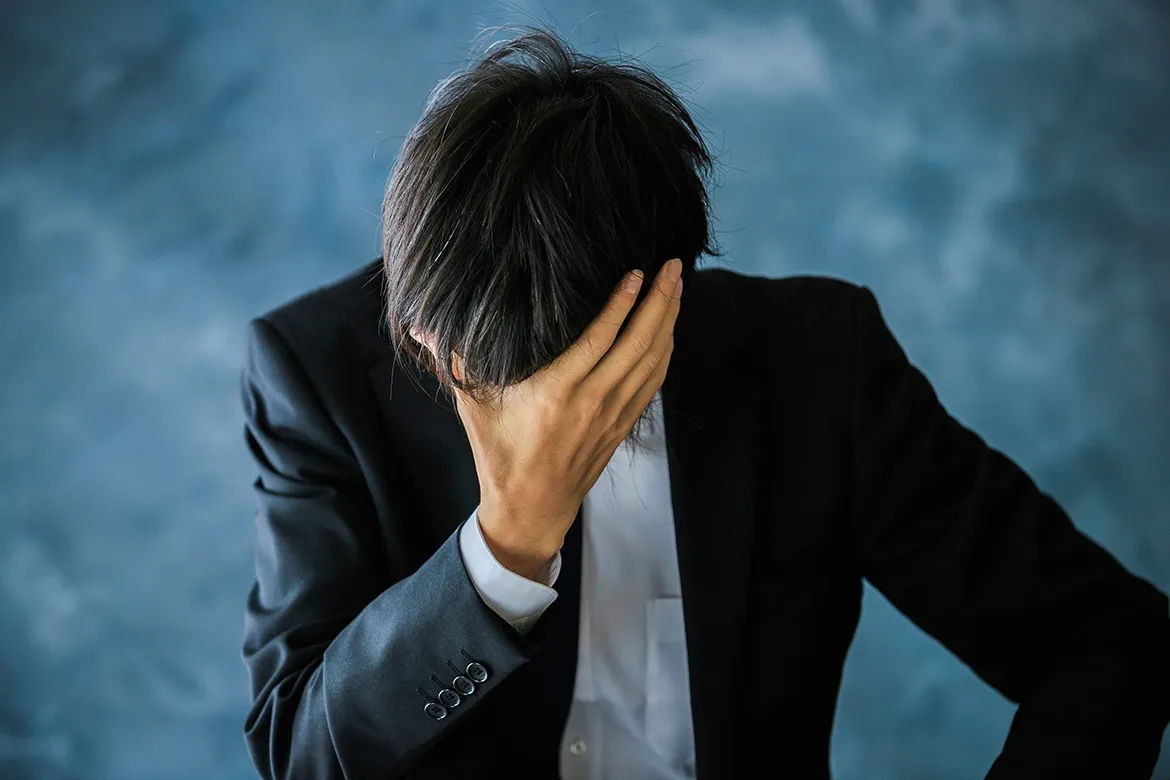 落ち込む男性