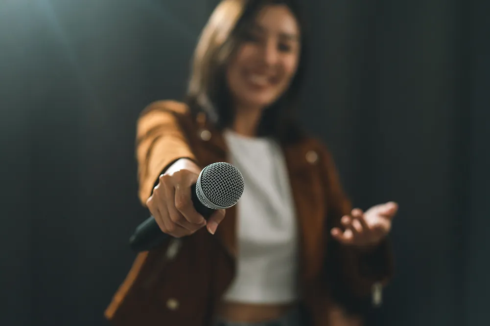 マイクを持つ女性