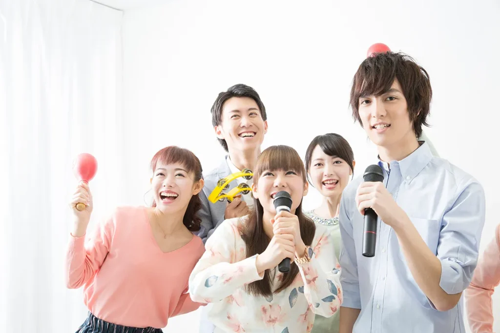 カラオケで楽しむグループ