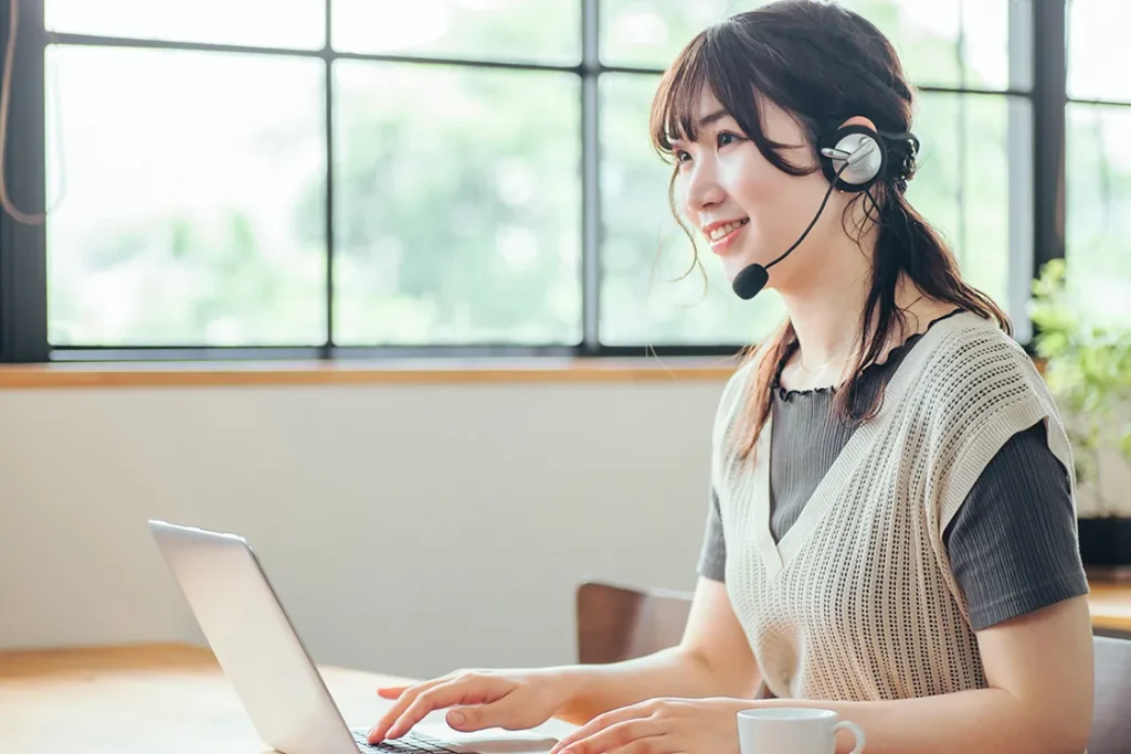 オンラインで会話する女性