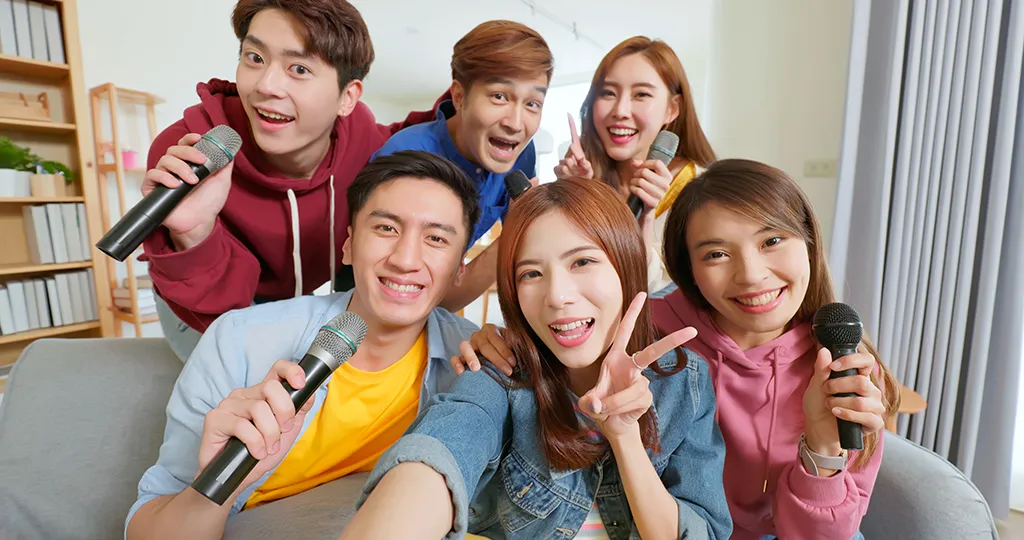 カラオケで楽しむグループ