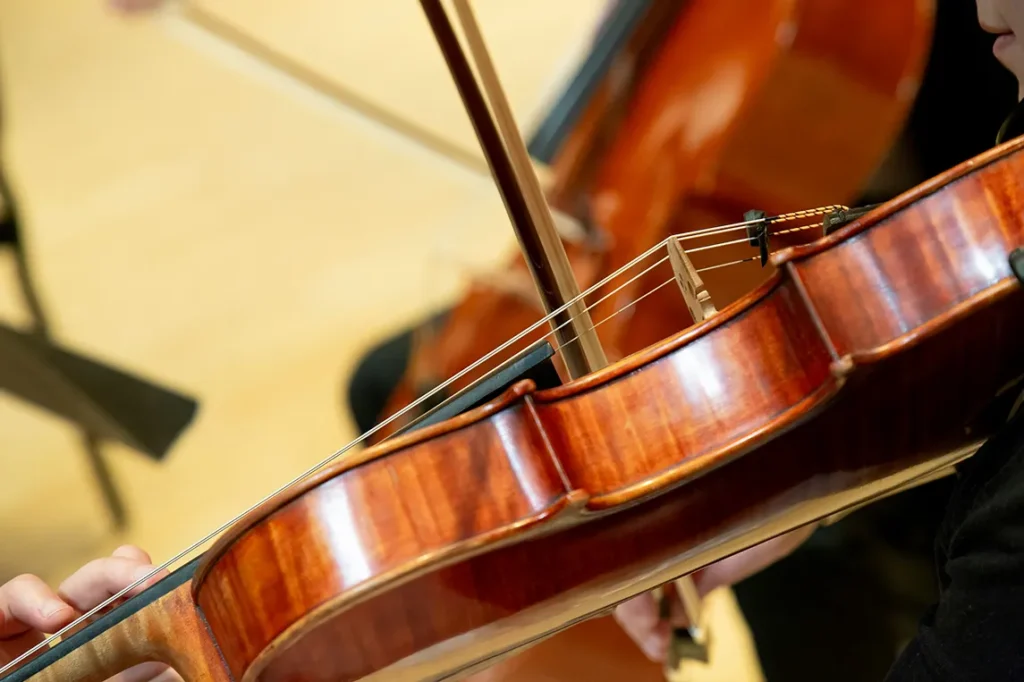 バイオリンを弾く