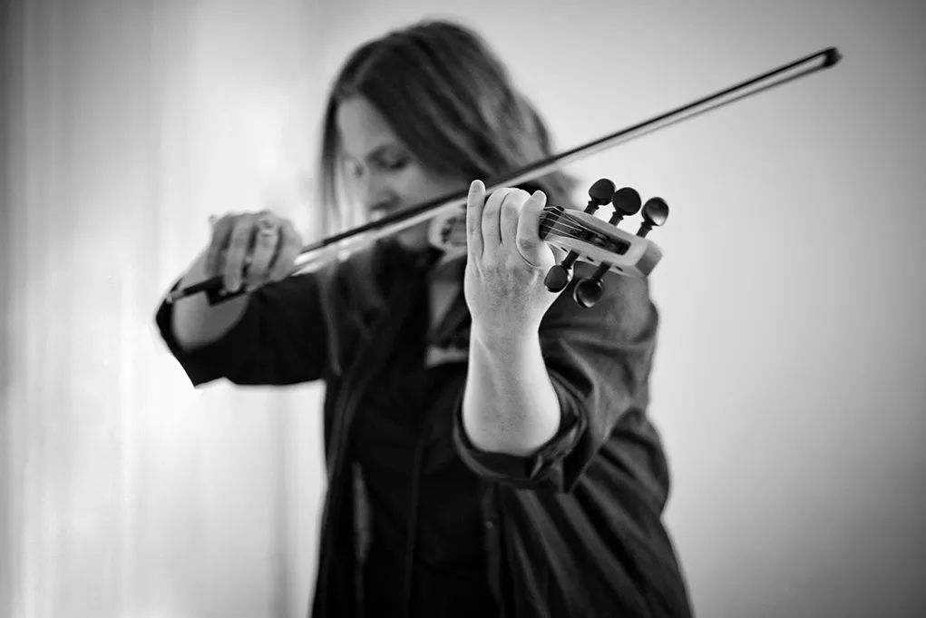 女性バイオリン奏者