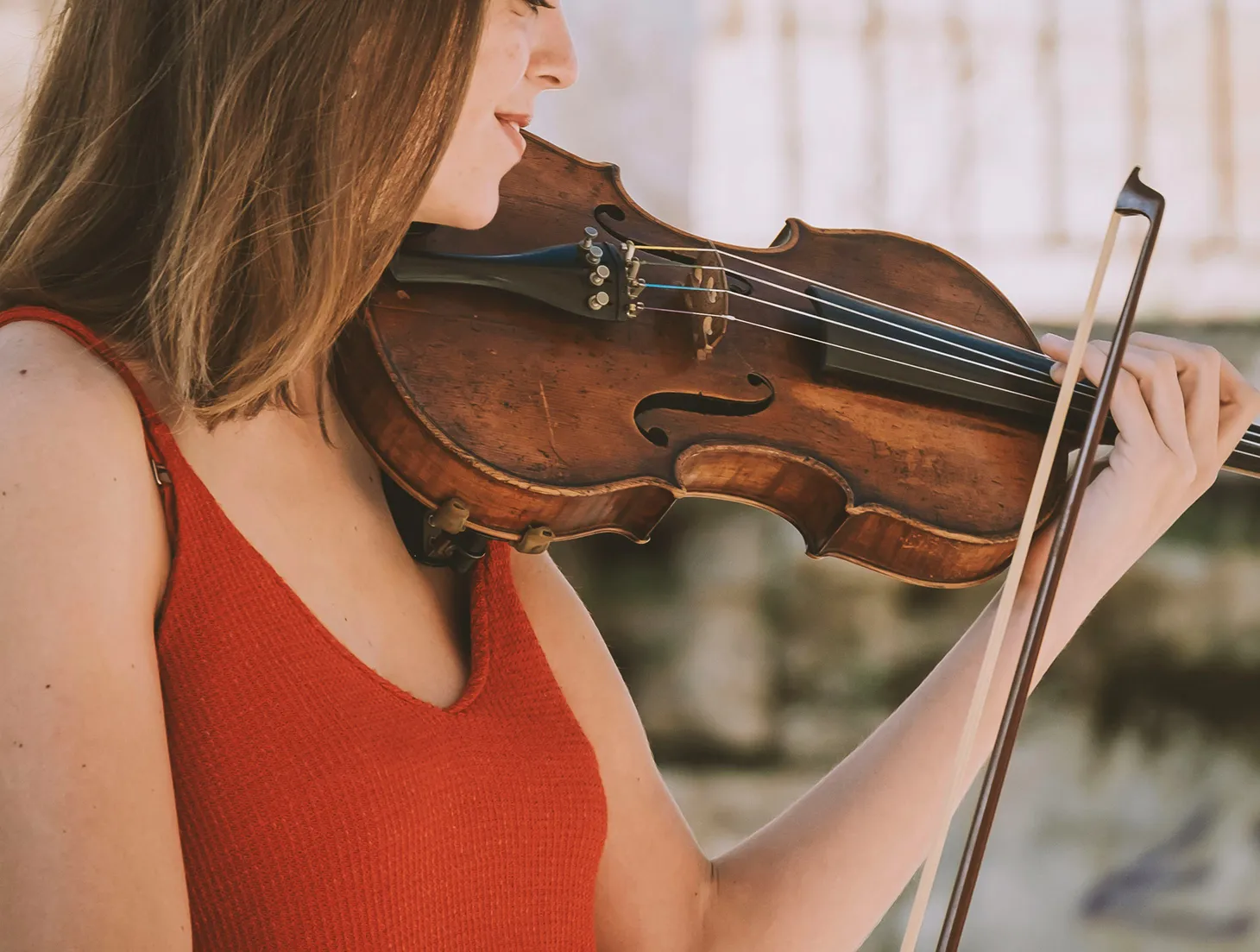 赤いドレスを着た女性バイオリン奏者