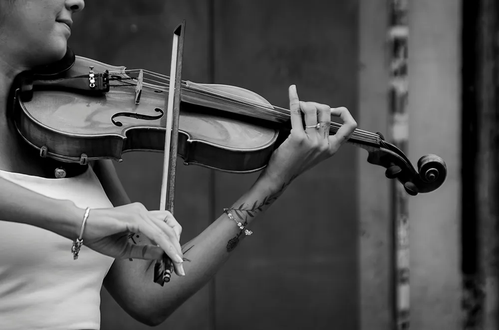 女性バイオリン奏者の手元